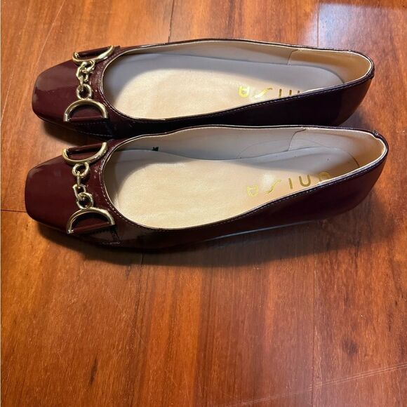 Unisa Women's Deep Red Loafers with Gold Detail Size 8.5 - Picture 2 of 7